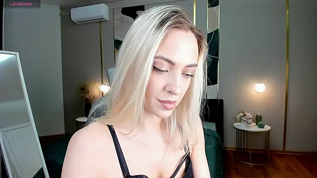 Snapshot of _Miss_Valentina_ chatting on 03/21/25, 04:17 Miss Valentina online show from 03/21/25, 04:17