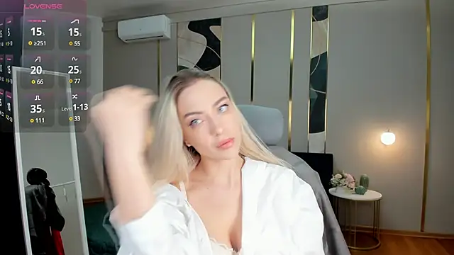 Snapshot of _Miss_Valentina_ chatting on 03/23/25, 01:31 Miss Valentina online show from 03/23/25, 01:31