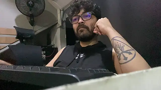 Snapshot of Freakydrag chatting on 11/14/25, 04:00 Freakydrag online show from 11/14/25, 04:00