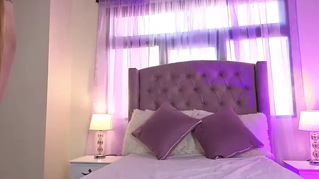 Snapshot of zaraquiinn chatting on 10/14/25, 01:56 zaraquiinn online show from 10/14/25, 01:56