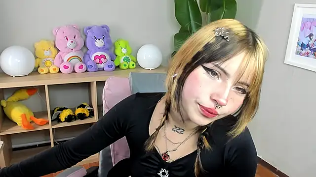 Snapshot of sukini_berry chatting on 09/24/25, 01:25 sukini berry online show from 09/24/25, 01:25