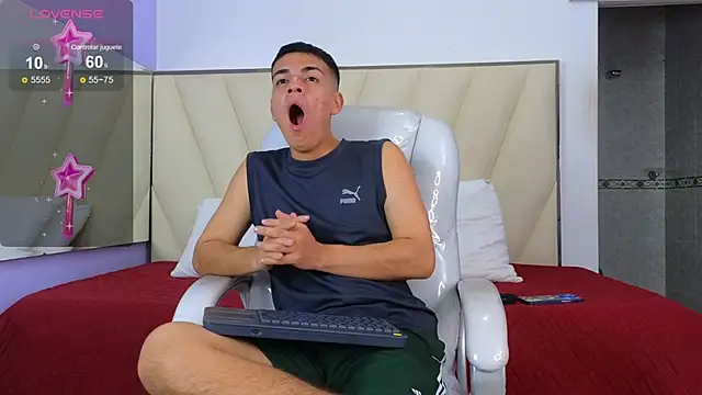 Snapshot of Hotboy21_ chatting on 11/08/25, 04:12 Hotboy21 online show from 11/08/25, 04:12