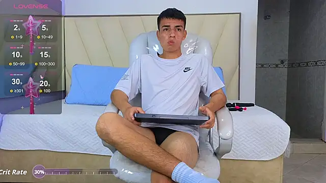 Snapshot of Hotboy21_ chatting on 11/19/25, 03:39 Hotboy21 online show from 11/19/25, 03:39