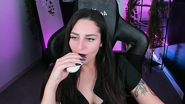 Snapshot of ValeriiMills chatting on 10/25/25, 02:56 ValeriiMills online show from 10/25/25, 02:56