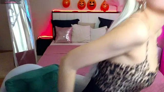 LinaLirian online show from 10/26/25, 01:39