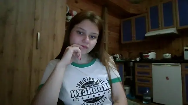 Snapshot of Little_shygirl chatting on 09/19/25, 02:13 Little shygirl online show from 09/19/25, 02:13