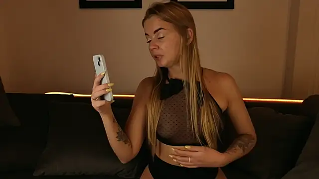 Snapshot of CarrieBradshaww chatting on 10/27/25, 04:00 CarrieBradshaww online show from 10/27/25, 04:00