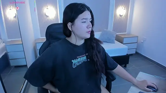 Snapshot of malu_03x chatting on 10/15/25, 02:11 malu 03x online show from 10/15/25, 02:11