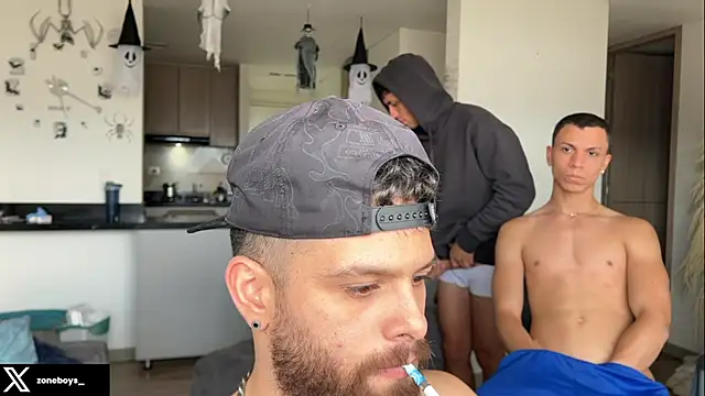 Snapshot of zoneboys chatting on 10/25/25, 08:36 zoneboys online show from 10/25/25, 08:36