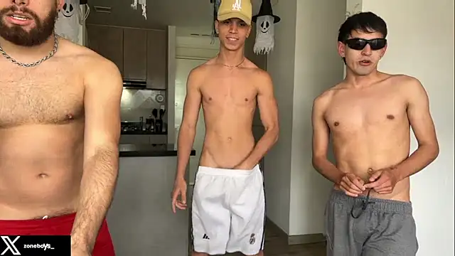 Snapshot of zoneboys chatting on 10/29/25, 09:38 zoneboys online show from 10/29/25, 09:38