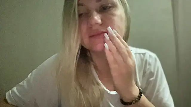 Snapshot of MonicaSweett chatting on 10/13/25, 09:26 MonicaSweett online show from 10/13/25, 09:26