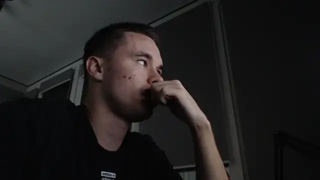 Snapshot of FreddyBredi chatting on 10/30/25, 02:51 FreddyBredi online show from 10/30/25, 02:51