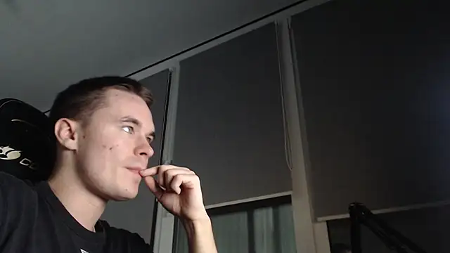 Snapshot of FreddyBredi chatting on 11/11/25, 01:44 FreddyBredi online show from 11/11/25, 01:44