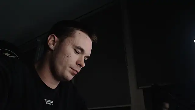 Snapshot of FreddyBredi chatting on 11/17/25, 04:13 FreddyBredi online show from 11/17/25, 04:13