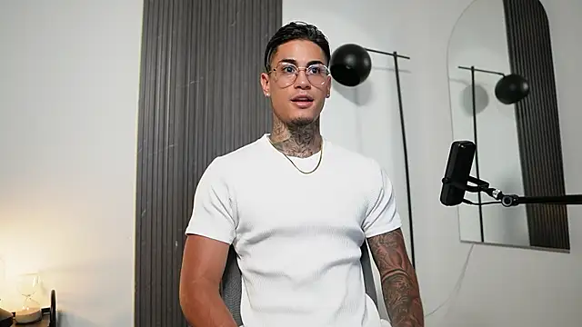 AxelVilla  online show from 10/02/25, 08:38