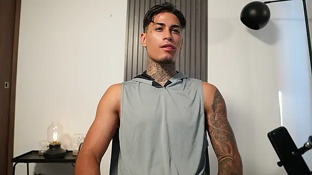 AxelVilla  online show from 10/21/25, 07:47