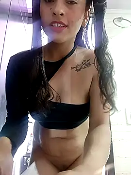 Snapshot of Fox_Roxxan chatting on 11/10/25, 01:15 Fox Roxxan online show from 11/10/25, 01:15