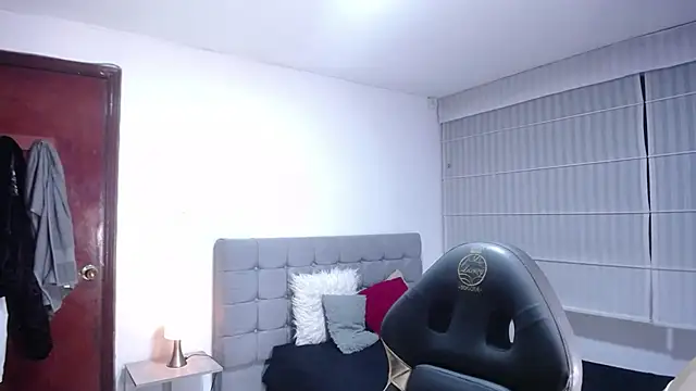 Stephany Rodriguez online show from 11/04/25, 03:00