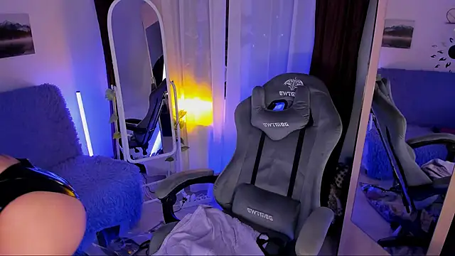 Snapshot of MissClairDeLune chatting on 02/22/25, 05:02 MissClairDeLune online show from 02/22/25, 05:02