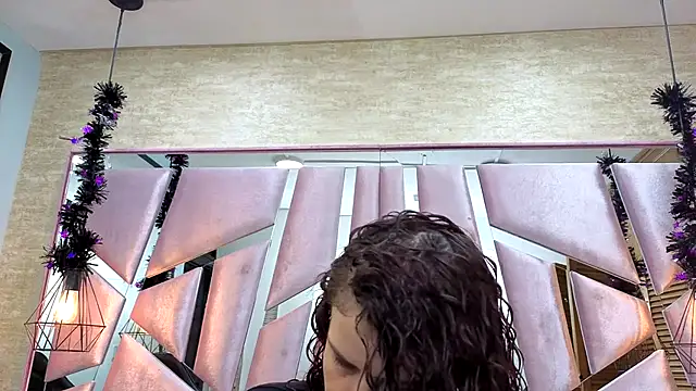 ThaliaCross online show from 11/13/25, 07:46