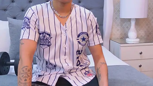 ZoeKrug online show from 11/07/25, 11:43