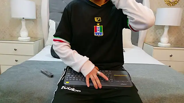 ZoeKrug online show from 11/12/25, 11:21