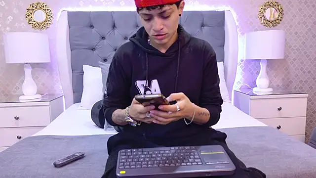 ZoeKrug online show from 11/17/25, 12:00