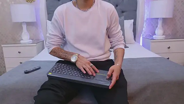 ZoeKrug online show from 11/24/25, 08:52