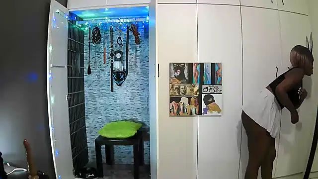 Snapshot of BaDSubMiss chatting on 09/29/25, 04:28 BaDSubMiss online show from 09/29/25, 04:28