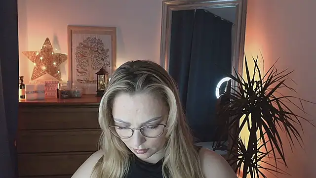Snapshot of marrygrayes chatting on 01/21/25, 12:04 marrygrayes online show from 01/21/25, 12:04