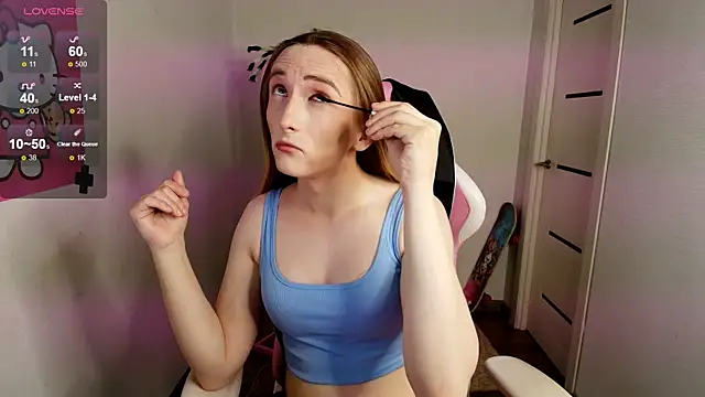 Snapshot of Vi_Luxy chatting on 10/18/25, 02:14 Vi Luxy online show from 10/18/25, 02:14