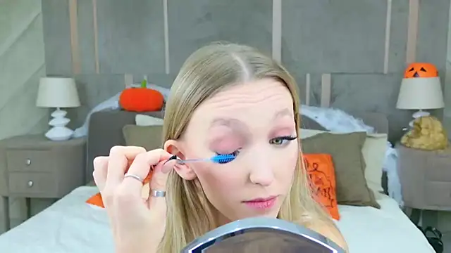 KellyBradford online show from 11/04/25, 06:01