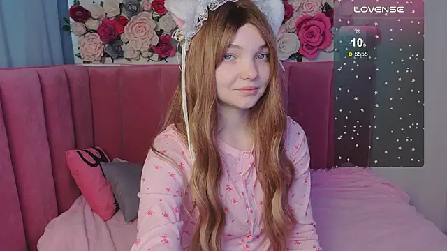 Snapshot of AnimeAlica18 chatting on 10/30/25, 02:35 AnimeAlica18 online show from 10/30/25, 02:35