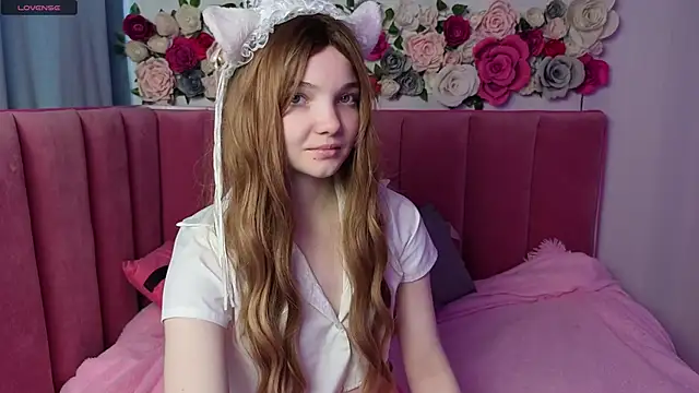 Snapshot of AnimeAlica18 chatting on 11/13/25, 08:35 AnimeAlica18 online show from 11/13/25, 08:35