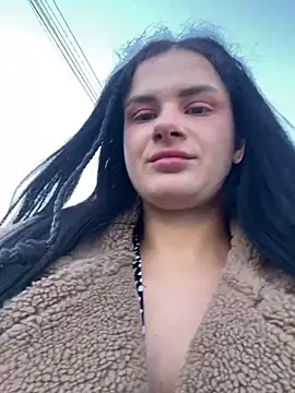 Snapshot of MiraReach chatting on 10/19/25, 02:45 MiraReach online show from 10/19/25, 02:45