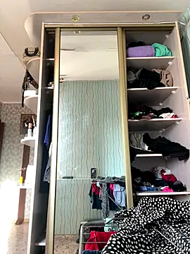 Snapshot of MiraReach chatting on 10/20/25, 03:40 MiraReach online show from 10/20/25, 03:40