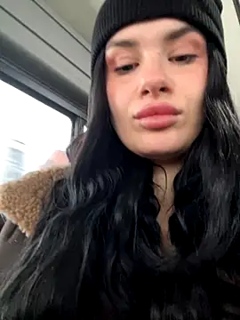 Snapshot of MiraReach chatting on 11/06/25, 02:12 MiraReach online show from 11/06/25, 02:12