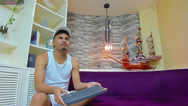 Snapshot of Brownie_Lovers chatting on 10/17/25, 10:51 Brownie Lovers online show from 10/17/25, 10:51