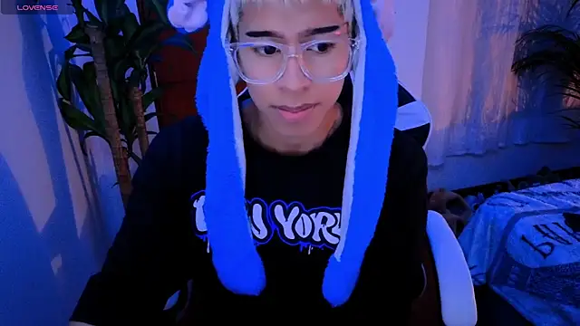Snapshot of taichi_bluy chatting on 10/02/25, 04:19 taichi bluy online show from 10/02/25, 04:19