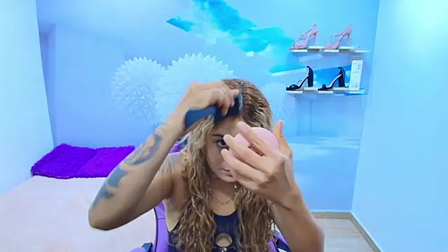 Snapshot of ESMERALDA-BLUE chatting on 09/18/25, 08:55 ESMERALDA-BLUE online show from 09/18/25, 08:55