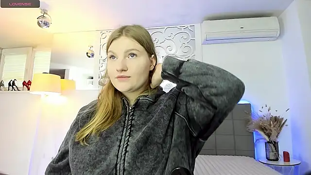 Snapshot of AshleyJoness chatting on 10/27/25, 06:17 AshleyJoness online show from 10/27/25, 06:17