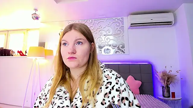 Snapshot of AshleyJoness chatting on 11/04/25, 06:01 AshleyJoness online show from 11/04/25, 06:01