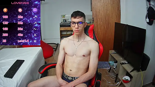 Snapshot of angelicious_ chatting on 11/04/25, 01:10 angelicious online show from 11/04/25, 01:10