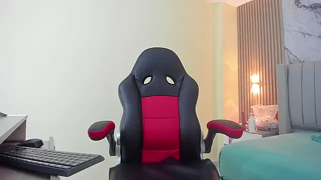 AURORAMARTIN2 online show from 11/05/25, 07:36