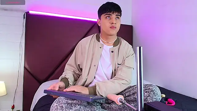 Lucass love online show from 09/13/25, 01:44