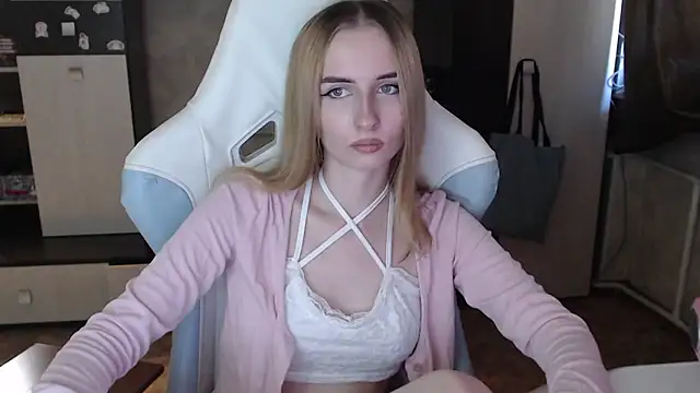 Snapshot of Cutti_Crystal chatting on 09/30/25, 06:07 Cutti Crystal online show from 09/30/25, 06:07