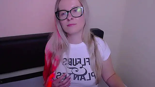 Snapshot of VanillaRose_ chatting on 09/22/25, 07:10 VanillaRose online show from 09/22/25, 07:10