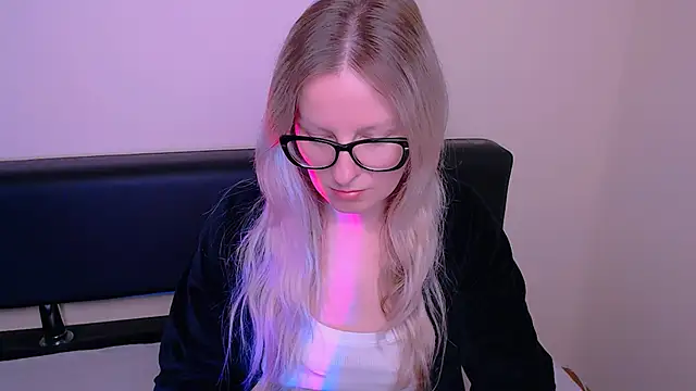 Snapshot of VanillaRose_ chatting on 09/27/25, 06:40 VanillaRose online show from 09/27/25, 06:40