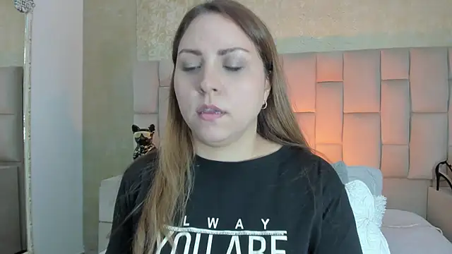 cloesummerr  online show from 10/31/25, 01:12