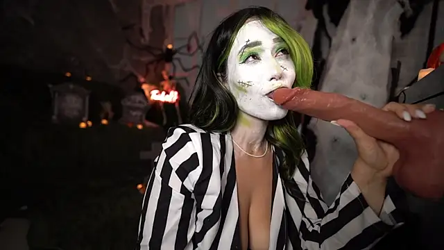 Snapshot of heylixie__ chatting on 10/25/25, 01:13 heylixie online show from 10/25/25, 01:13